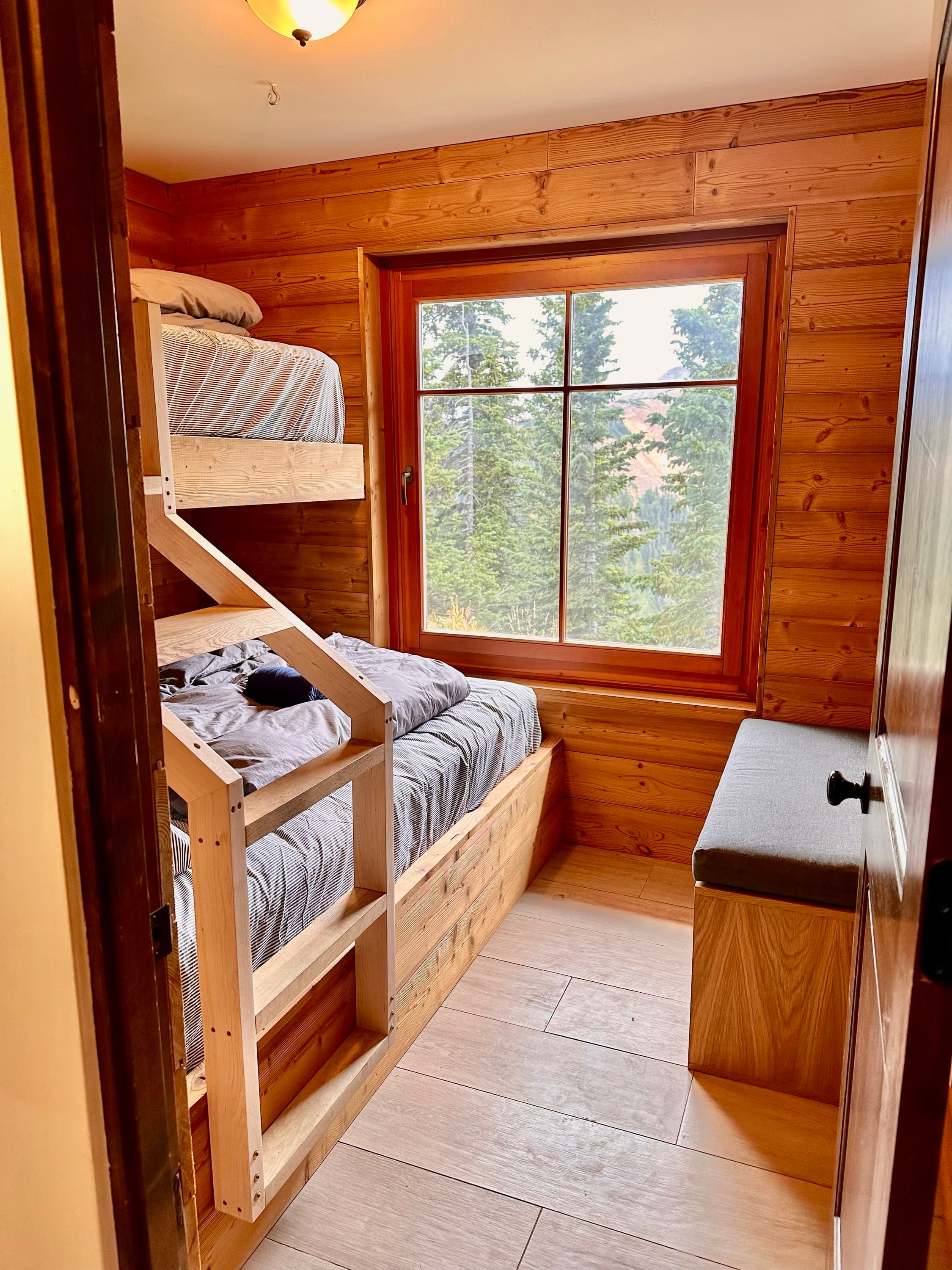 The SE 3-person room window bench